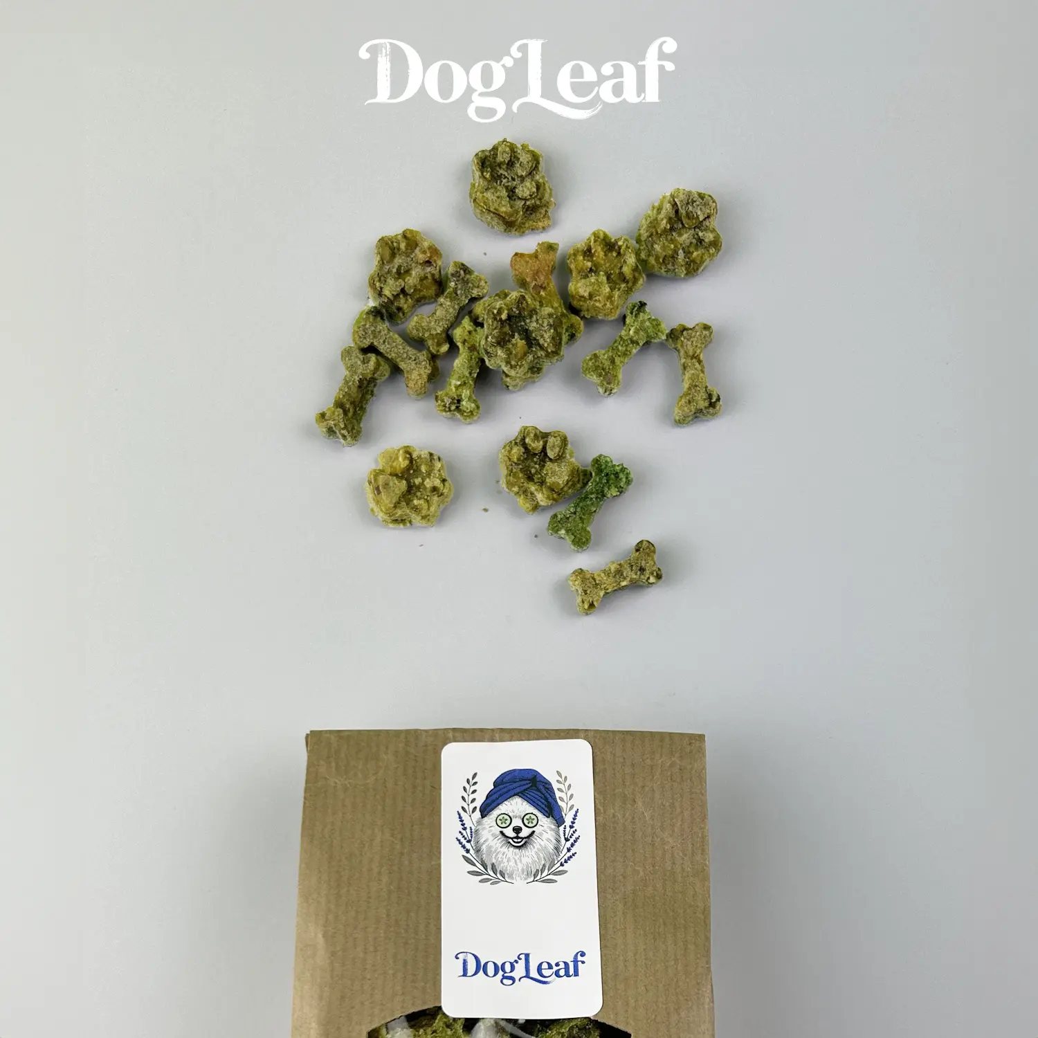 Croquette en forme d'os et de pattes de chiens sortant de leur emballage
