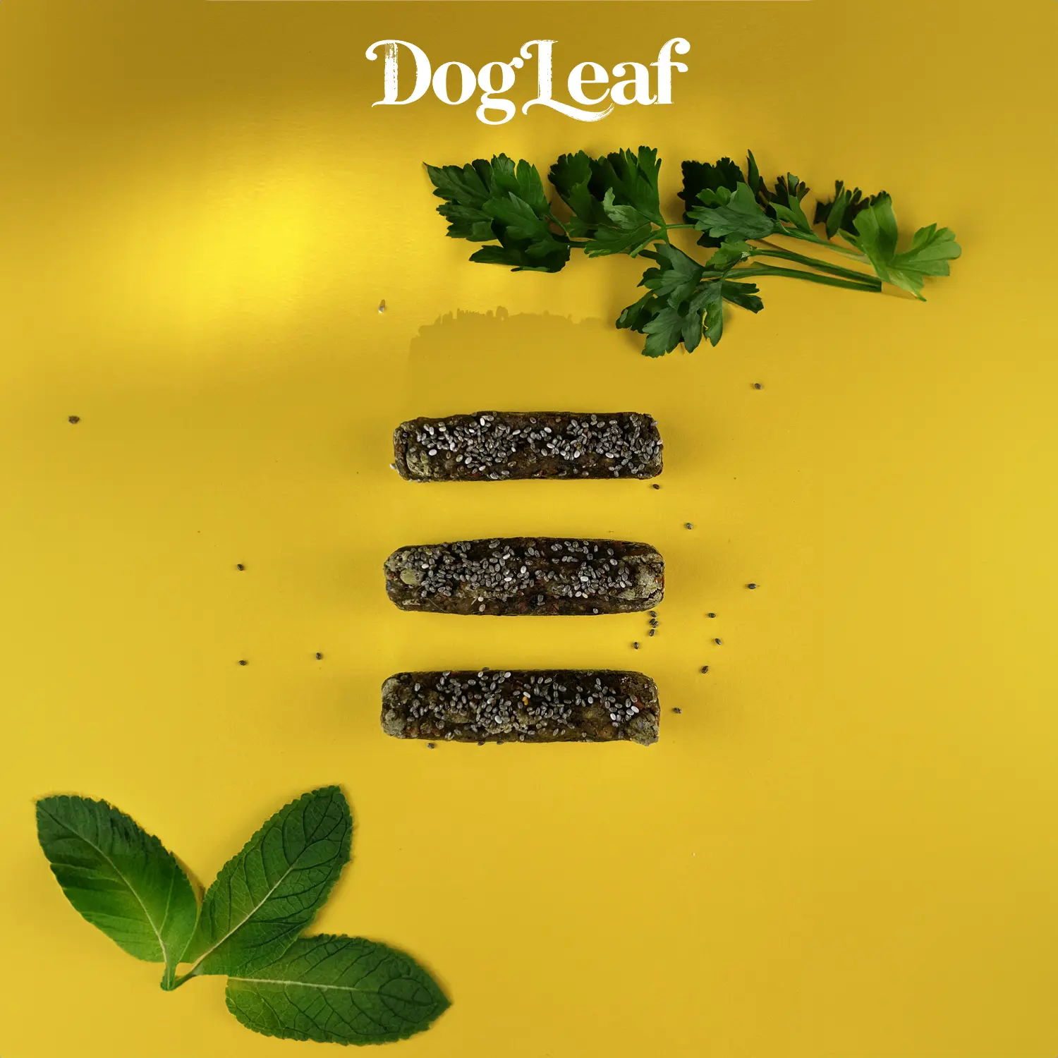Barre à mastiquer pour chiens avec des feuilles de persil et de menthe sur fond jaune